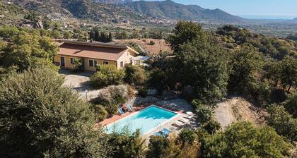 Panoramic retreat with pool near Taormina and Sea
