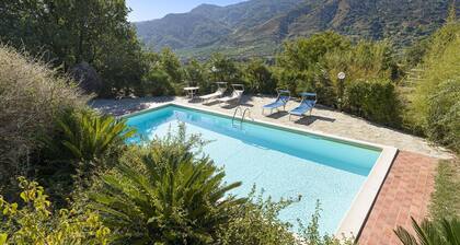 Oasi silenziosa con vista da sogno e piscina privata vicino Taormina e il mare