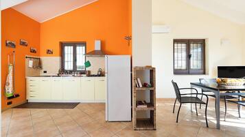 Køleskab, mikrobølgeovn, ovn, kogeplade