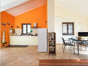 Frigorífic, microones, forn i placa de cuina 