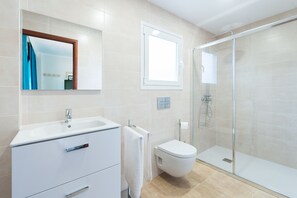 Badewanne, Haartrockner, Handtücher, Seife