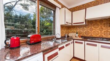 Een koelkast, een magnetron, een oven, een kookplaat