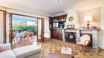 Een televisie, een open haard, een dvd-speler en een tafeltennistafel