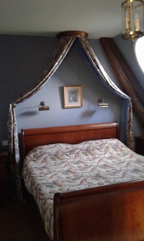 3 bedrooms, iron/ironing board, travel cot, WiFi