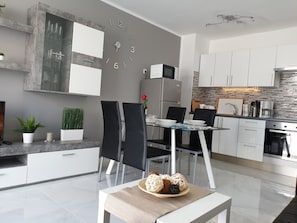 Réfrigérateur, four à micro-ondes, un four, surface de cuisson