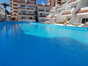 Una piscina al aire libre, una piscina climatizada