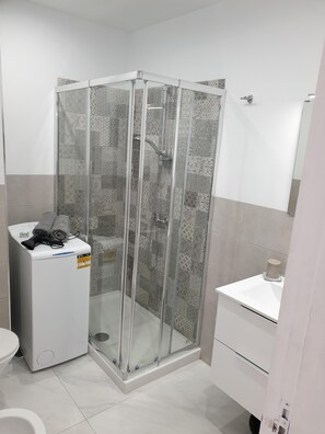 Dusche, Haartrockner, Handtücher