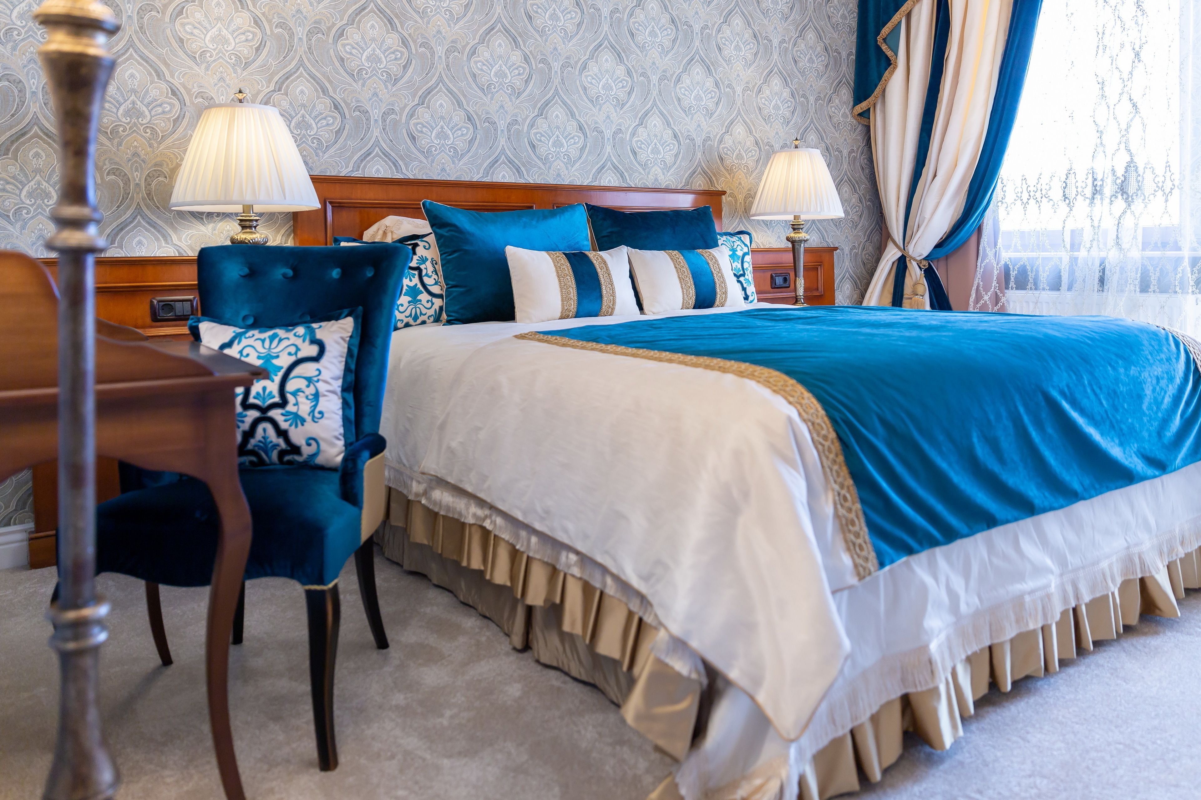 Deluxe Chic Parliament View Room | Hypo-allergenic bedding, pillowtop beds, minibar, in-room safe