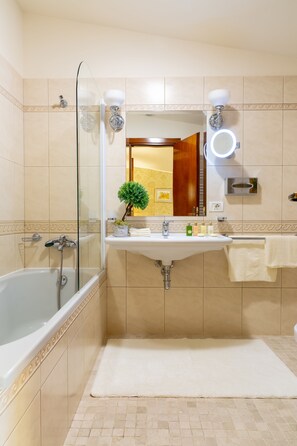 Deluxe kamer, 1 kingsize bed, niet-roken | Badkamer | Een regendouche, designer toiletartikelen, een haardroger, badjassen