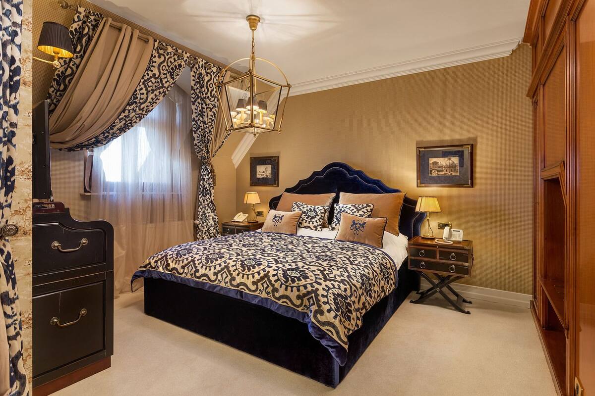 Romantic Suite | Hypo-allergenic bedding, pillow-top beds, minibar, in-room safe