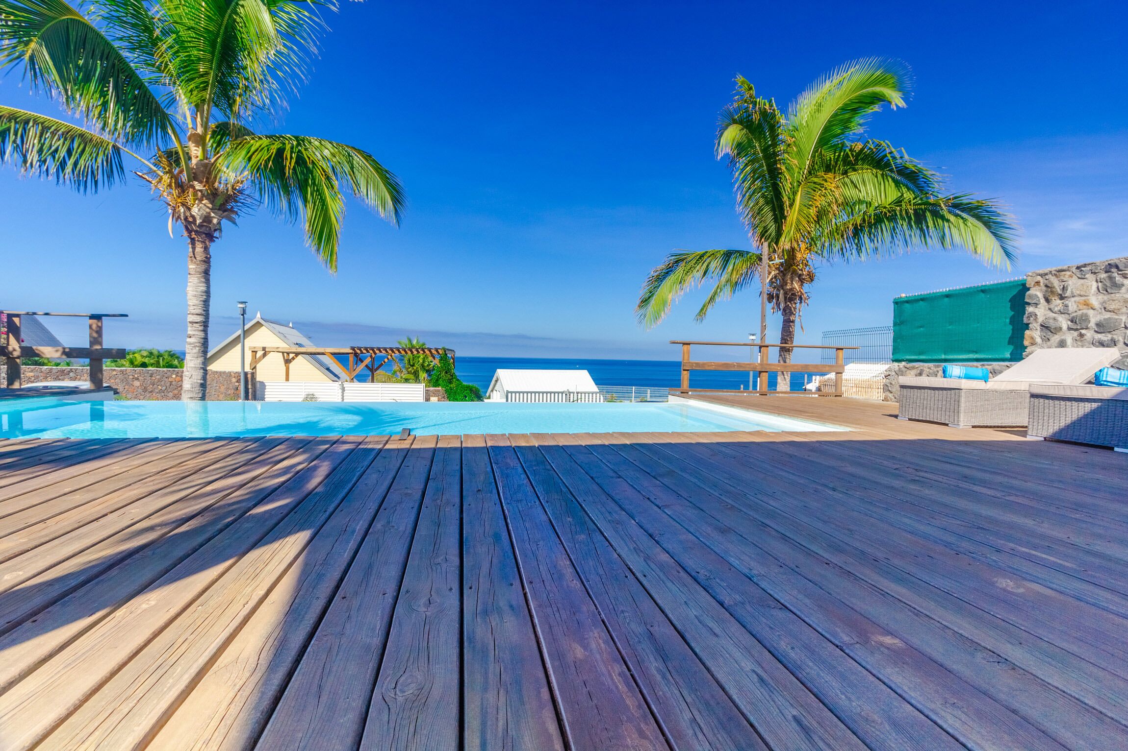 Alberca infinita y camastros 