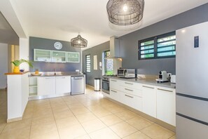 冰箱、微波炉、烤箱、炉灶