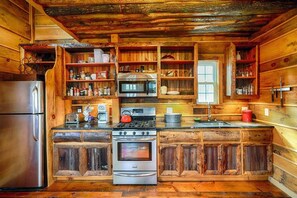 Fridge, microwave, oven, stovetop - The Barn on Stoney Hollow (Pocono Lake)