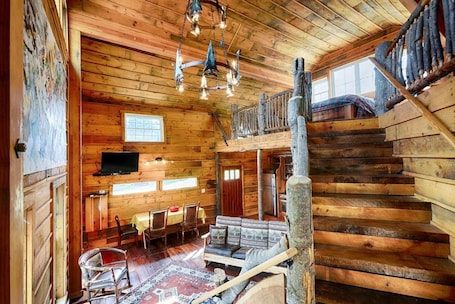 TV, fireplace, DVD player, stereo. The Barn on Stoney Hollow