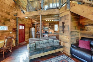 TV, fireplace, DVD player, stereo - The Barn on Stoney Hollow (Pocono Lake)