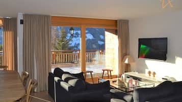 Fernseher, Kamin, DVD-Player
