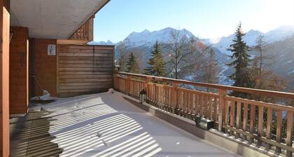 Aussen : Moderne Wohnung für 5 Personen, Terrasse, Panoramablick nach Süden, am Ortseingang gelegen