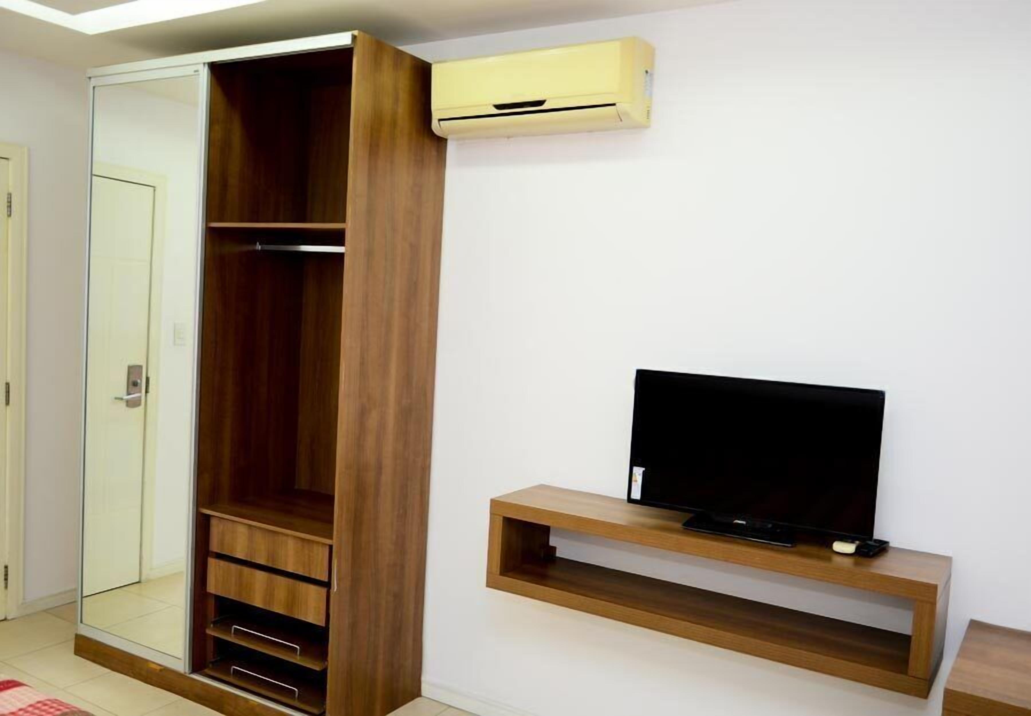 Suite – deluxe, flere senger, ikke-røyk, byutsikt | 15 soverom, minibar, individuelt dekorert og individuelt innredet