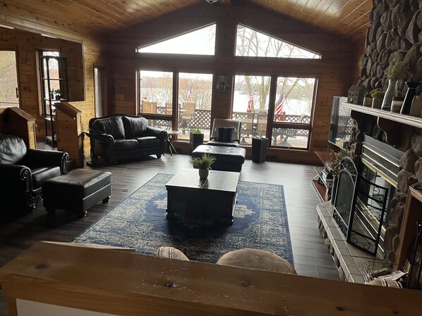 TV connectée, cheminée, lecteur de DVD