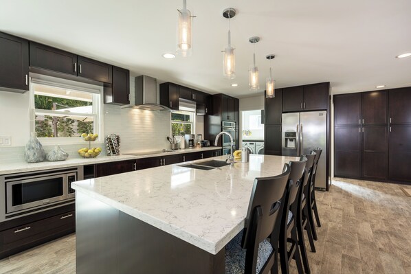 Réfrigérateur, four à micro-ondes, un four, surface de cuisson