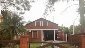 Vista frontal de la propiedad