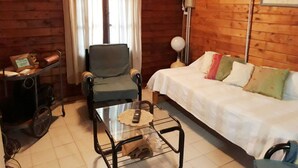 Cabaña familiar, 2 habitaciones, baño privado | Área de sala de estar | Televisión 