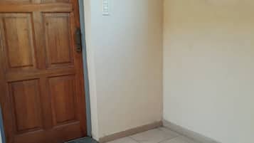 1 habitación, escritorio, wifi gratis y ropa de cama