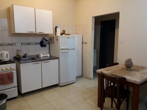 经典公寓, 1 间卧室, 私人浴室 | 私人厨房 | 大冰箱、烤箱、炉灶、厨具/餐具