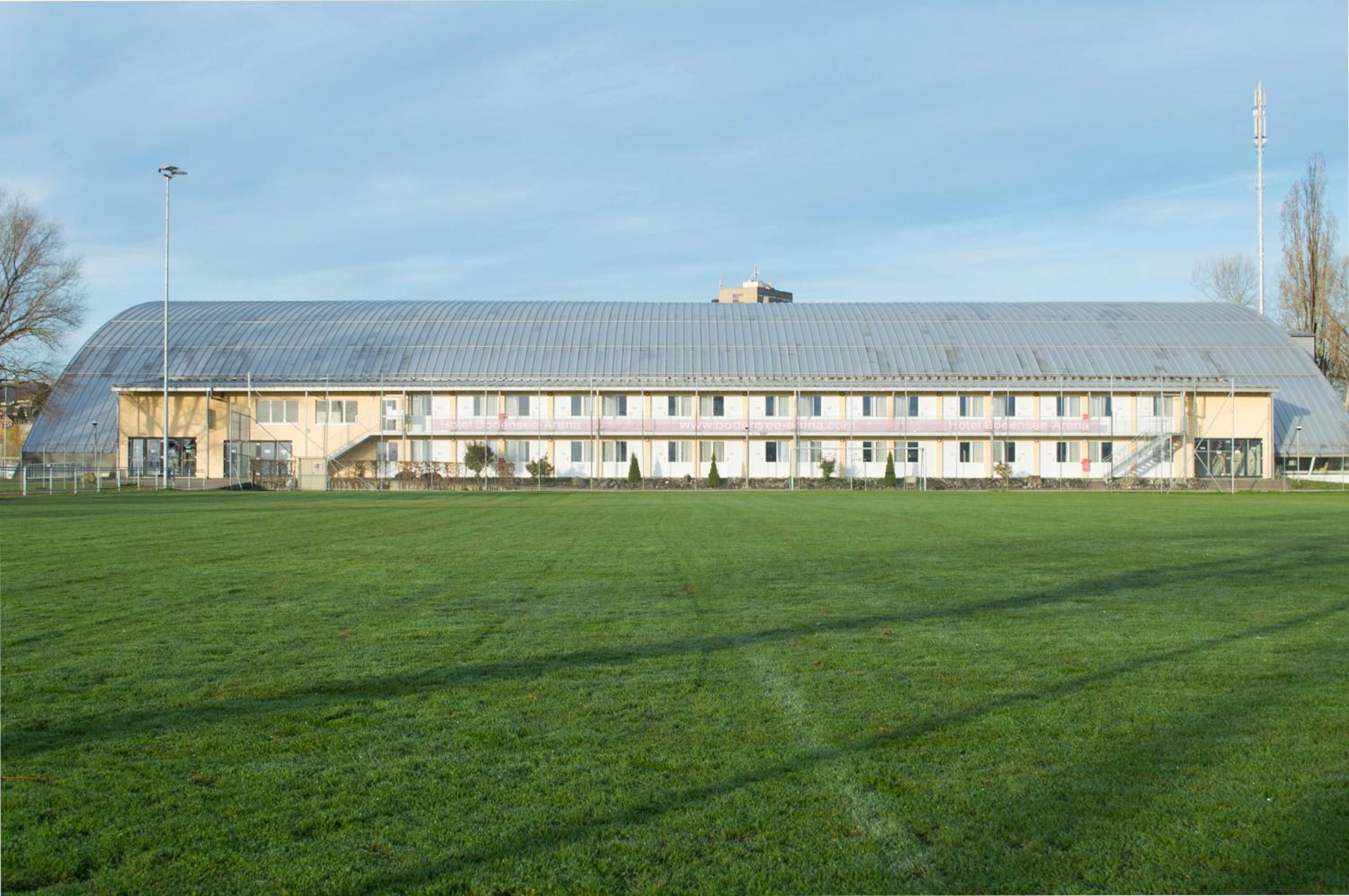 Ein großes, einstöckiges Gebäude mit flachem Dach und langem, rechteckigem Bau.
