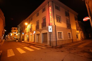 Un edificio con un letrero que indica un área de estacionamiento.