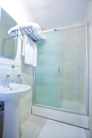 Buồng tắm vòi sen, đồ dùng nhà tắm miễn phí, máy sấy tóc 