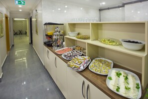 朝食 (ビュッフェ)、毎日提供 (無料)