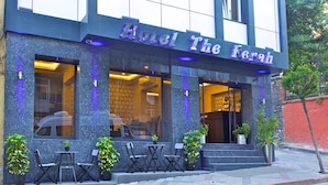 Exterior d'un hotel amb un rètol que diu "Hotel The Forah".