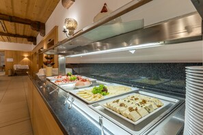 Free daily buffet breakfast  - BSW Hotel Hubertuspark (Schoenau am Koenigssee)
