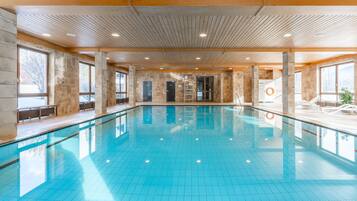 Piscine couverte, accès possible de 08 h 00 à 22 h 00, chaises longues