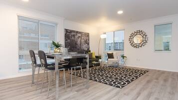 Exclusive Apartment, Multiple Beds, Non Smoking | In-room dining