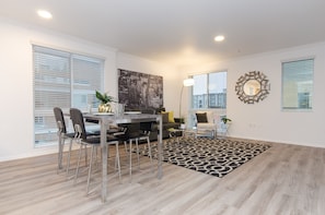 تناول الطعام داخل الغرفة