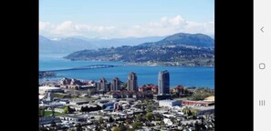 Business Room, 1 King Bed, Non Smoking, Partial Lake View | Free WiFi, bed sheets - Lake View House (Kelowna)
