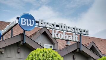 Une enseigne d’hôtel portant le nom « BW Best Western Kobalt » et un logo circulaire bleu.