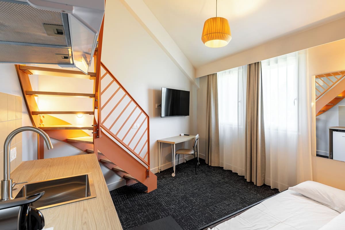 Superior Duplex Room with private kitchenette, 1 king bed, 2 twin beds, non-smoking (Shower Only)