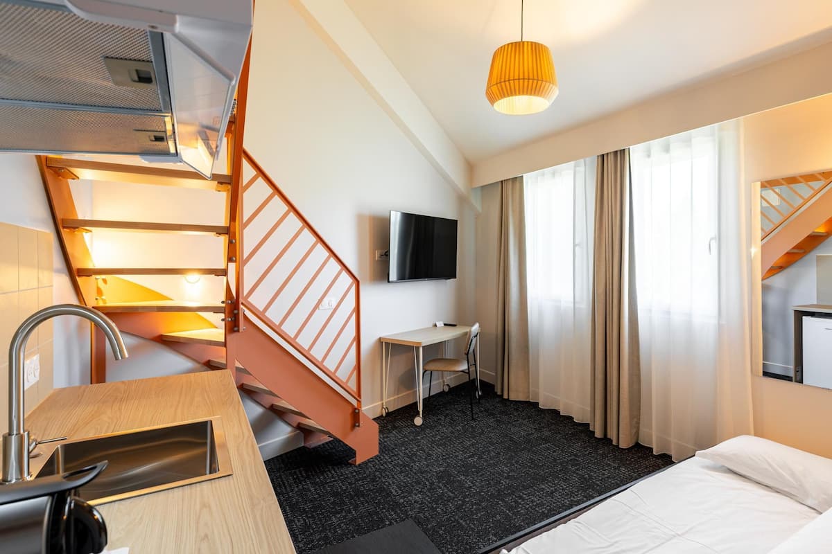 Superior Duplex Room with private kitchenette, 1 king bed, 2 twin beds, non-smoking (Shower Only) | Private kitchenette