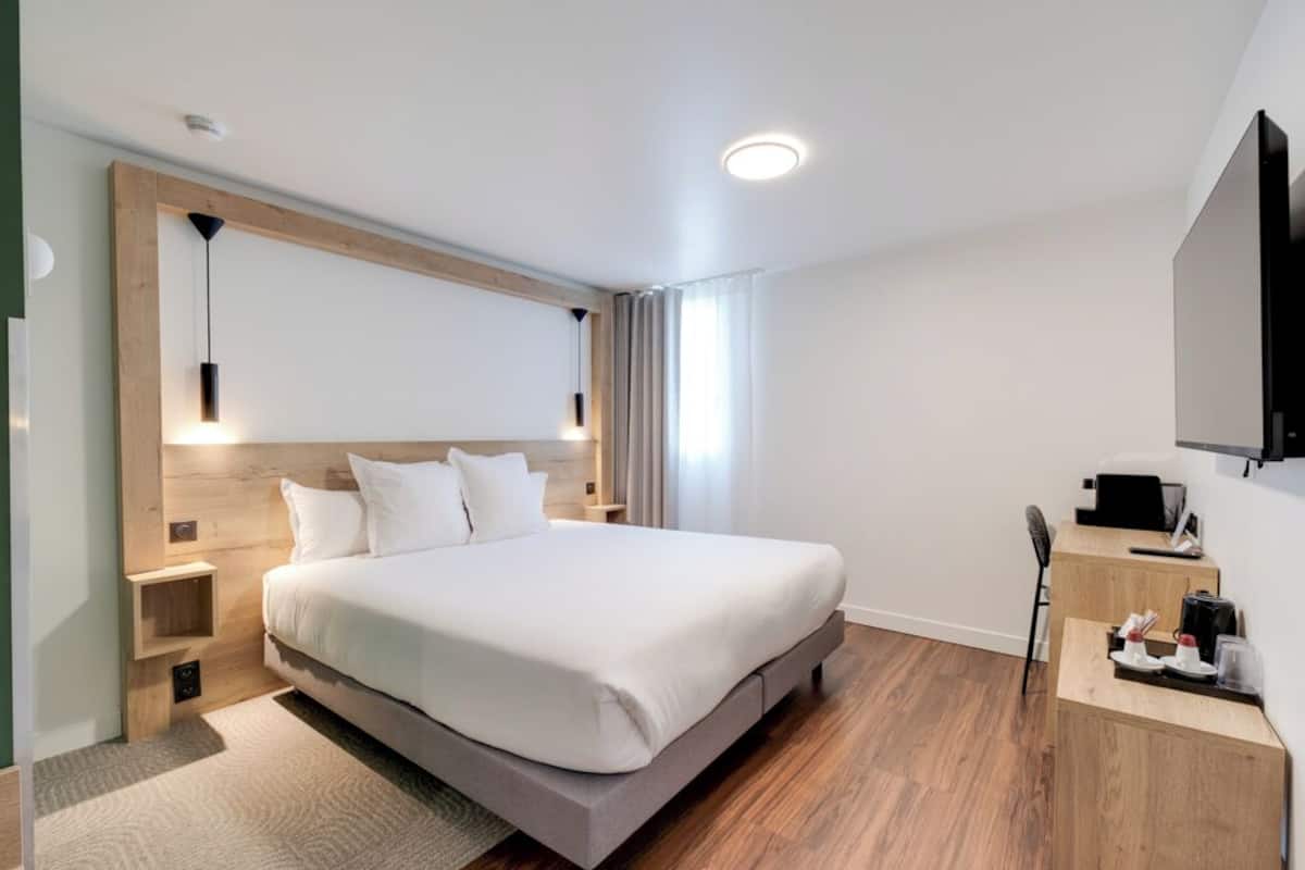 Superior Room, 1 King Bed, Non Smoking (Shower Only)