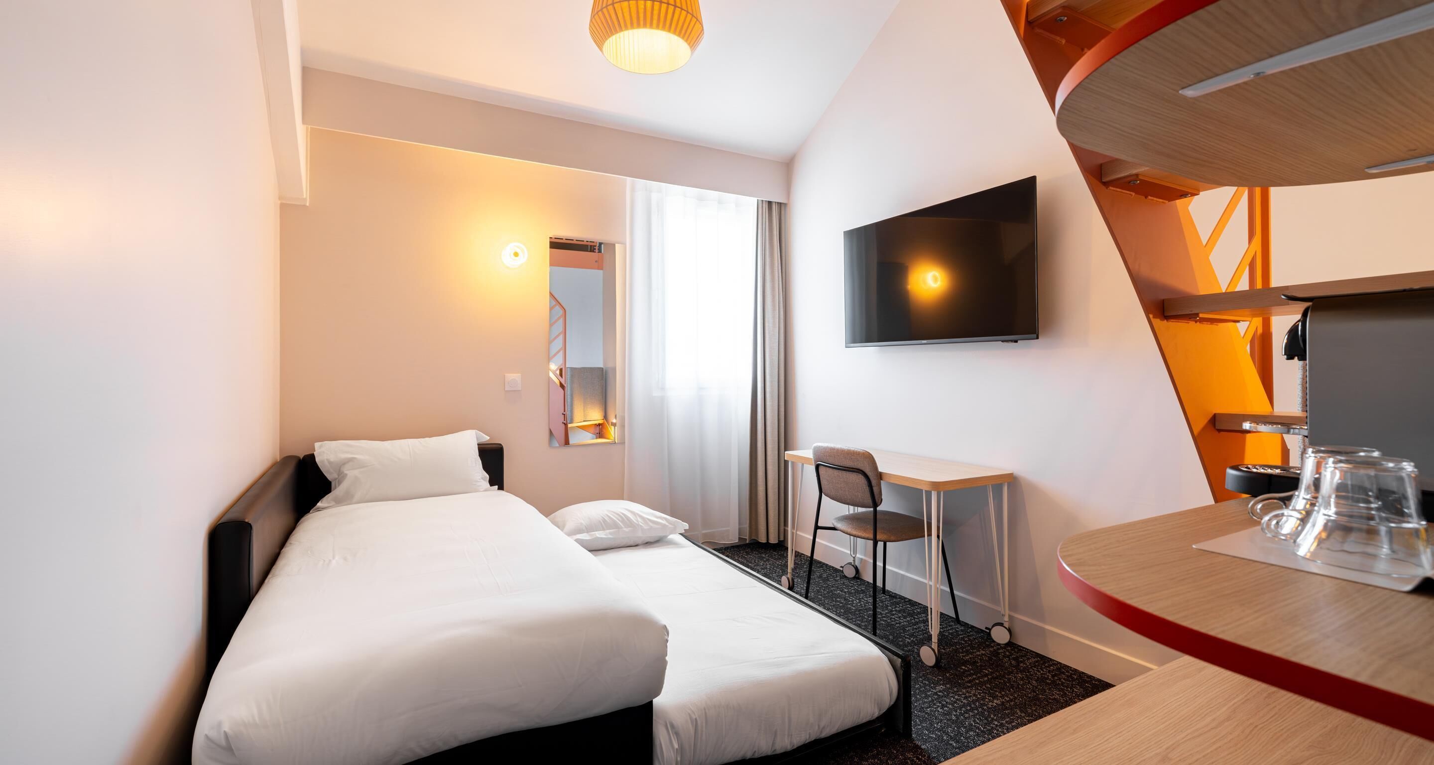 Superior Duplex Room, 1 King Bed, 2 Twin Beds, Non-Smoking (Shower Only) | Luxe beddengoed, bedden met traagschuimmatras, individueel gedecoreerd