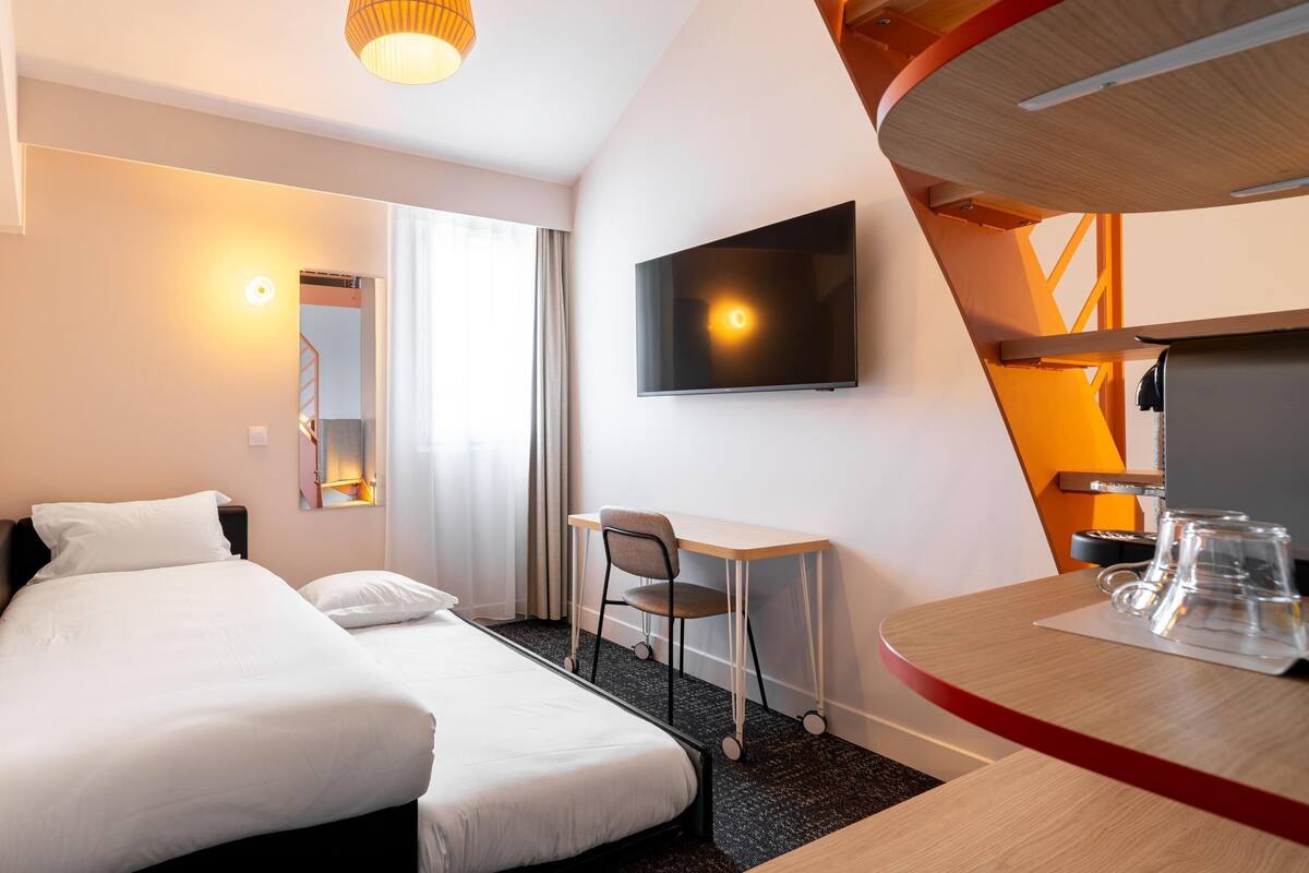 Superior Duplex Room, 1 King Bed, 2 Twin Beds, Non-Smoking (Shower Only) | Premium bedding, memory foam beds, laptop workspace, soundproofing