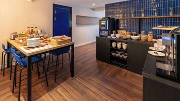 Dagelijks ontbijtbuffet (EUR 15 per persoon)