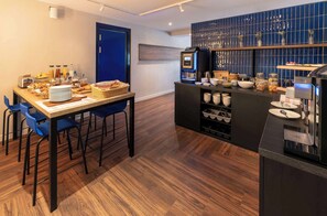 Petit déjeuner buffet (15 EUR par personne)