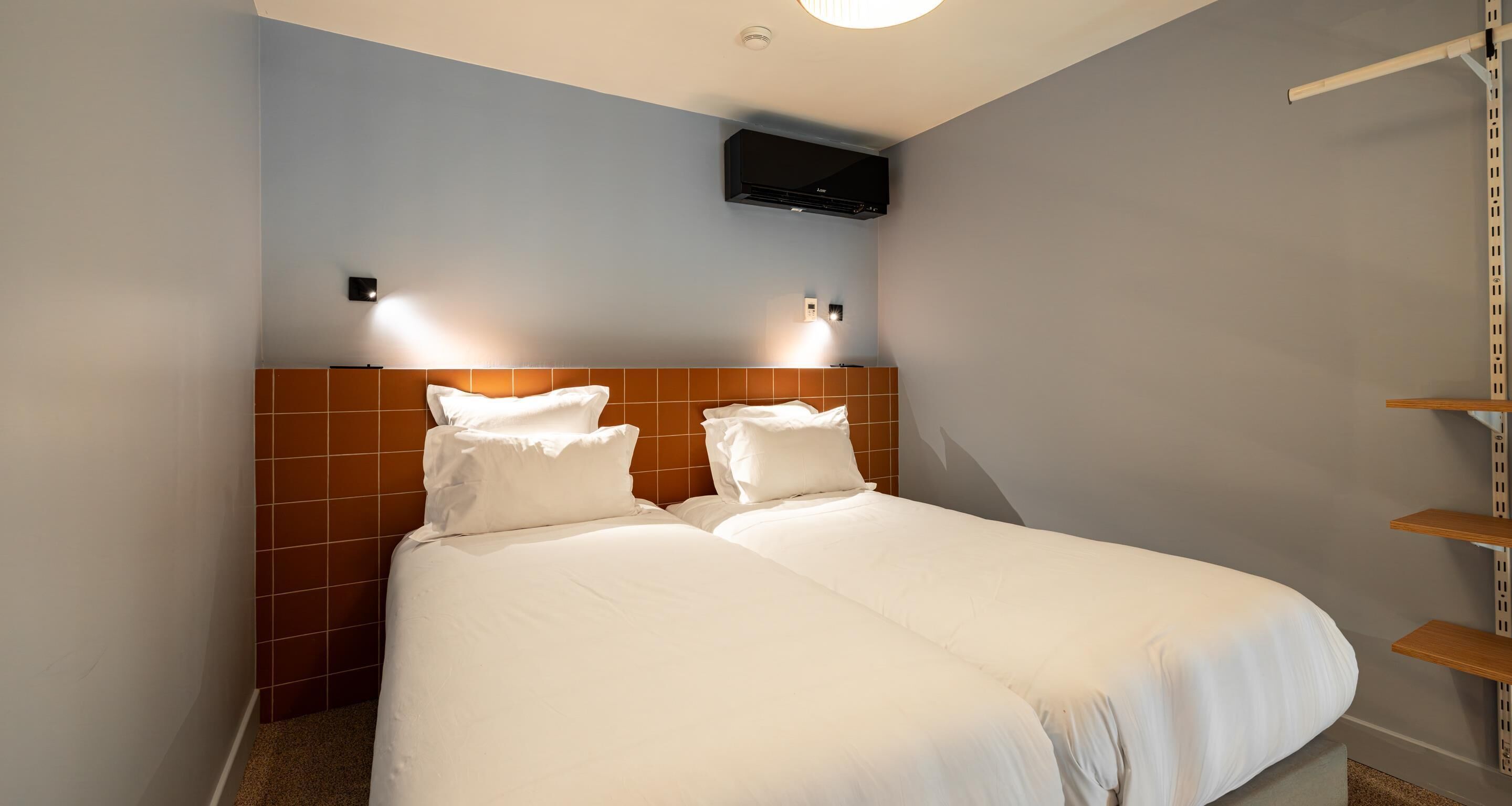 Superior Duplex Room, 2 Twin Beds, Non-Smoking (Shower Only) | Luxe beddengoed, bedden met traagschuimmatras, individueel gedecoreerd