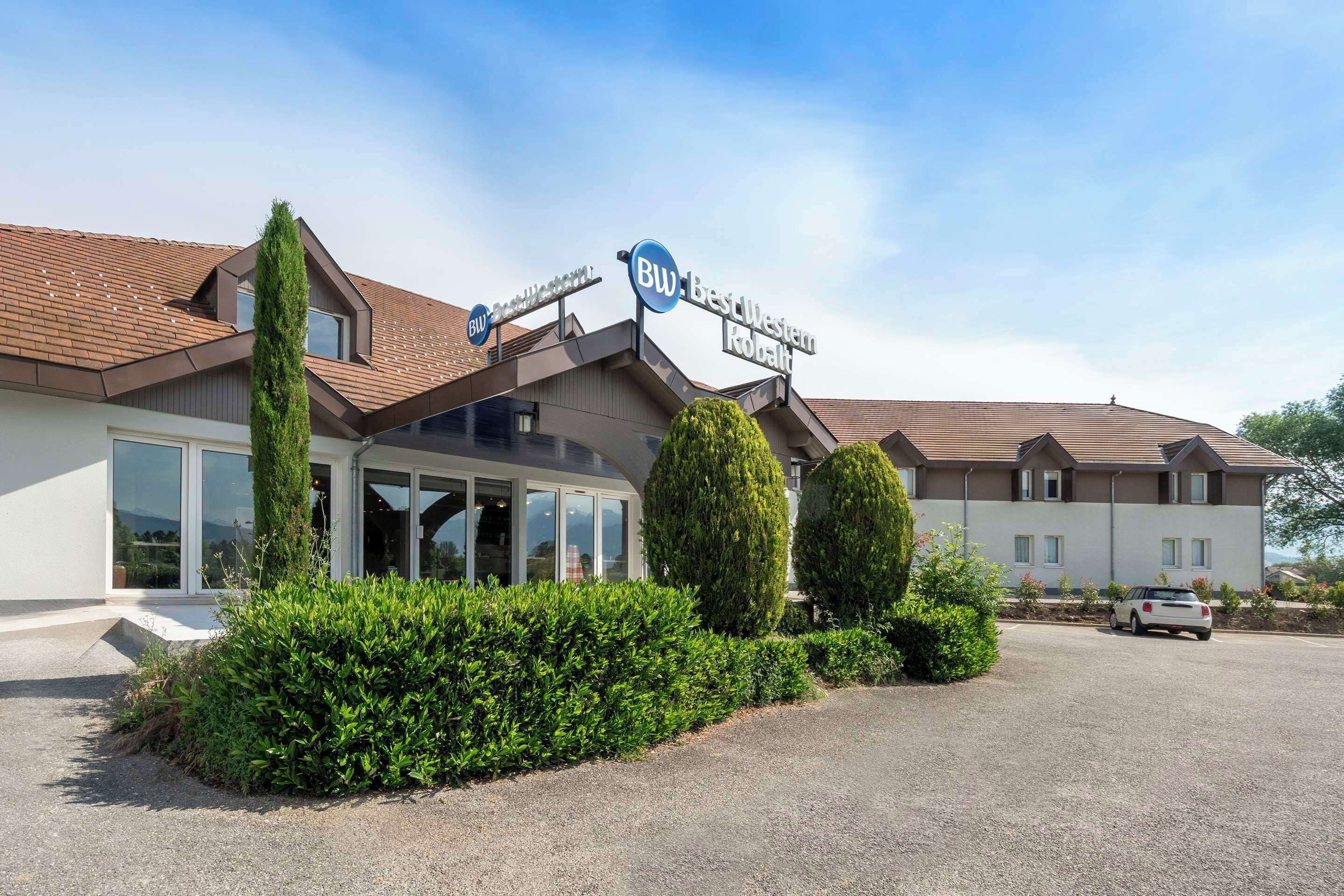 Un hotel moderno con un cartello che riporta la scritta "BW Best Western Royal Oak".