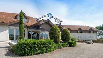 Un hotel moderno con un cartello che riporta la scritta "BW Best Western Royal Oak".