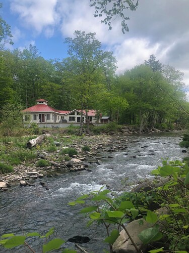 CREEKSIDE CATSKILL MOUNTAIN RETREAT.. with weekly discounts.